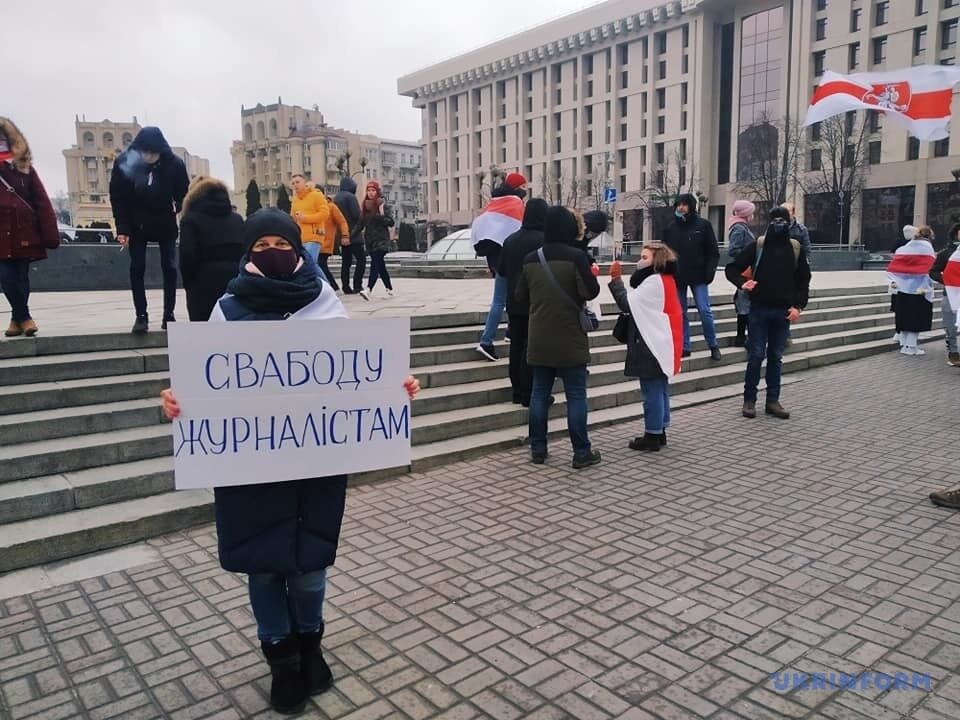 В Киеве на Майдане Независимости сделали "цепь солидарности"