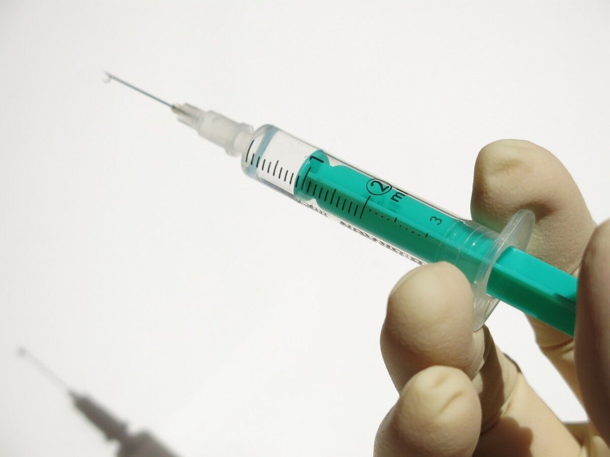 Вакцинація проти коронавірусу впливає на людей з пластичними операціями