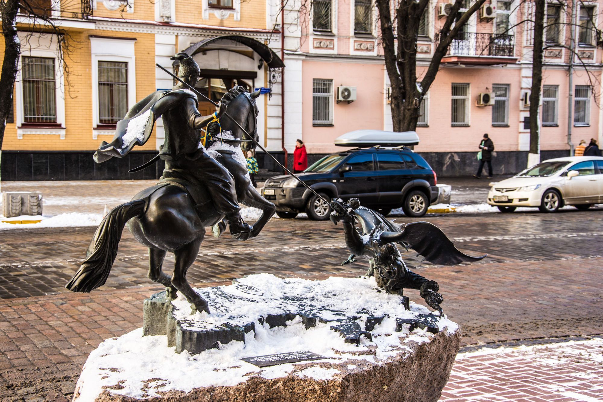 Який вигляд має пам'ятник "Козак-переможець" у Києві