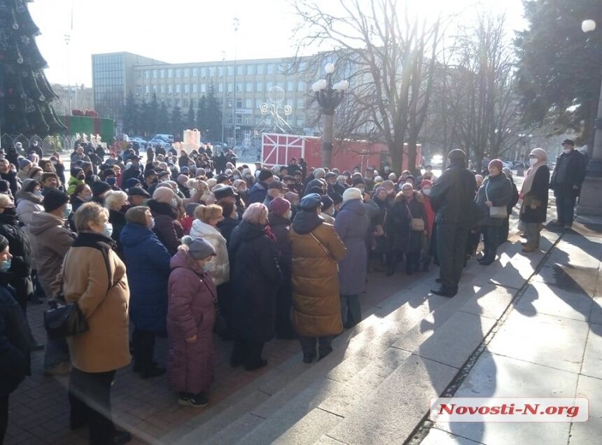 Около сотни протестующих собрались на площади возле городского совета