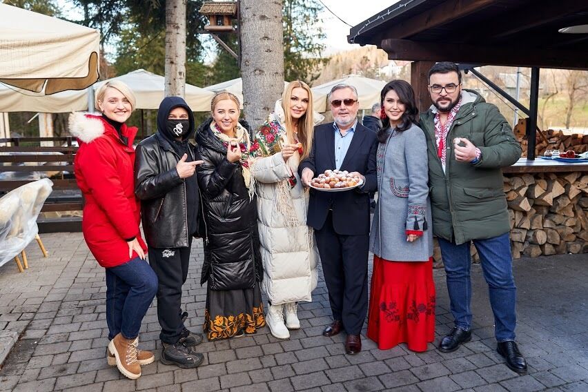 Украинские звезды встретили Рождество в Карпатах, где соревновались за звание лучшего кулинара