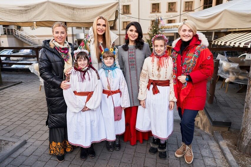 Українські зірки зустріли Різдво в Карпатах, де позмагалися за звання найкращого кулінара