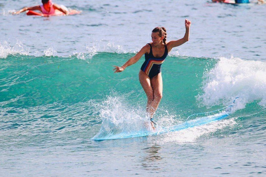 Регина Тодоренко занимается серфингом