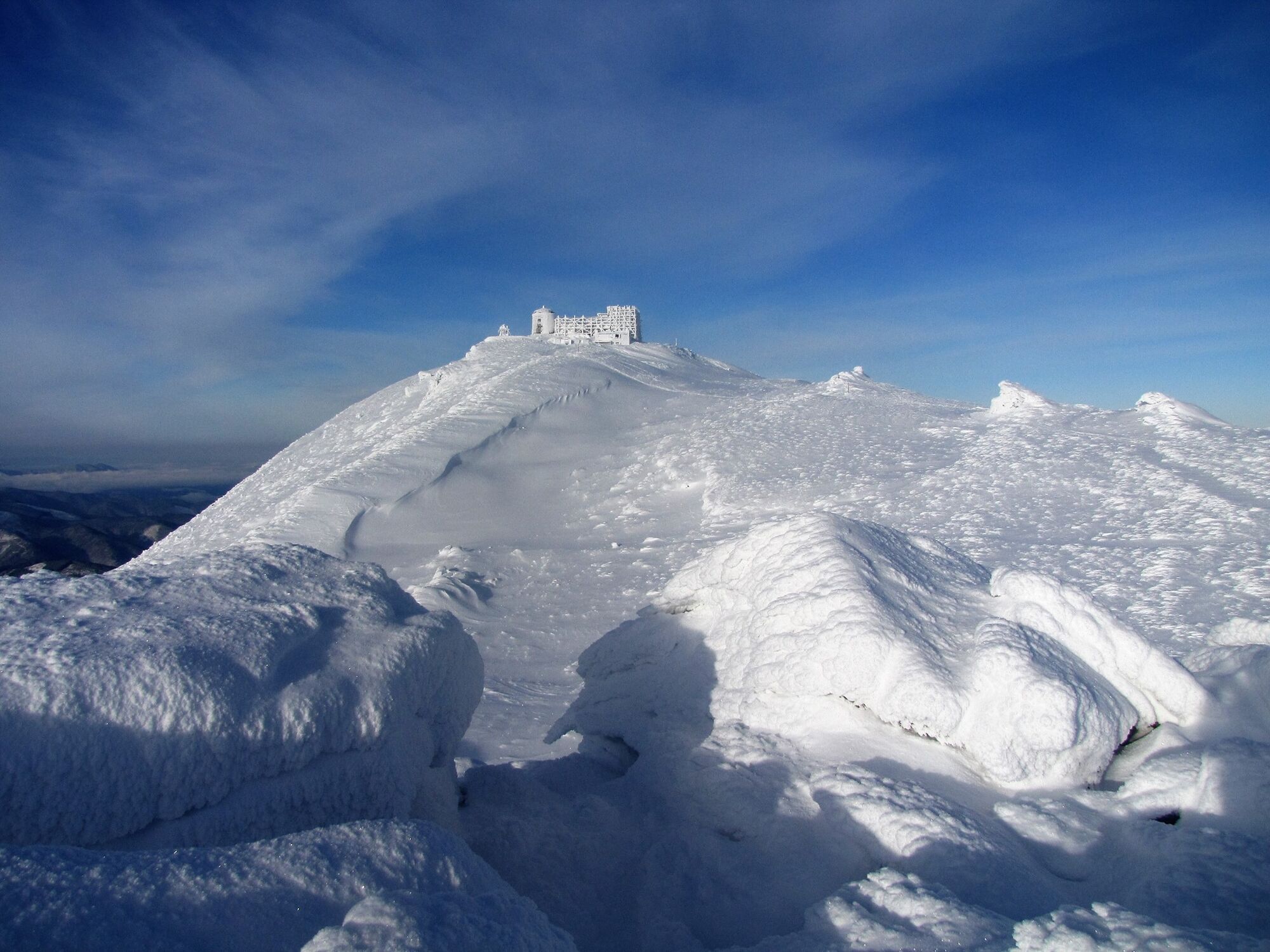 Засніжені українські Карпати