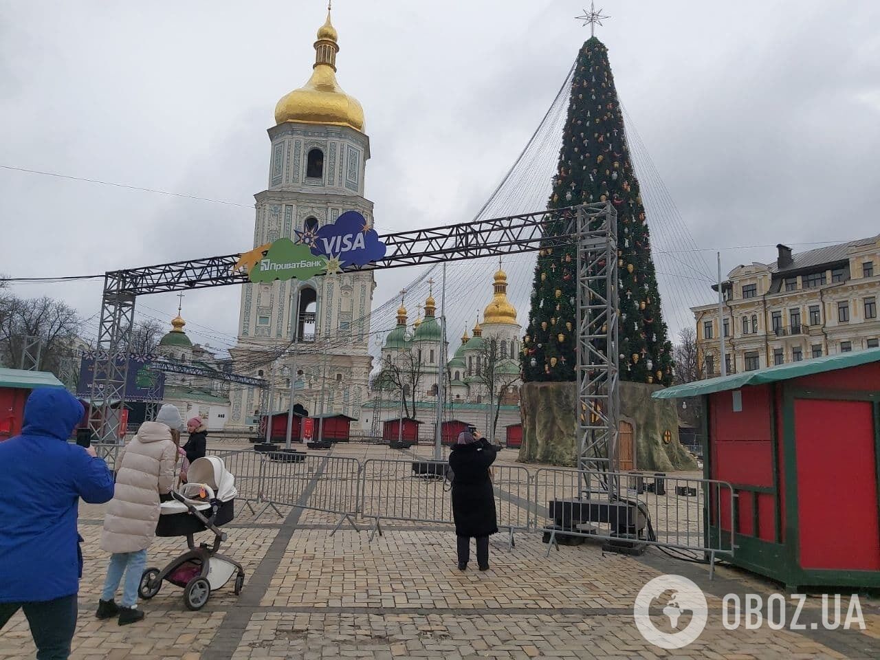 Люди фотографируются на фоне елки