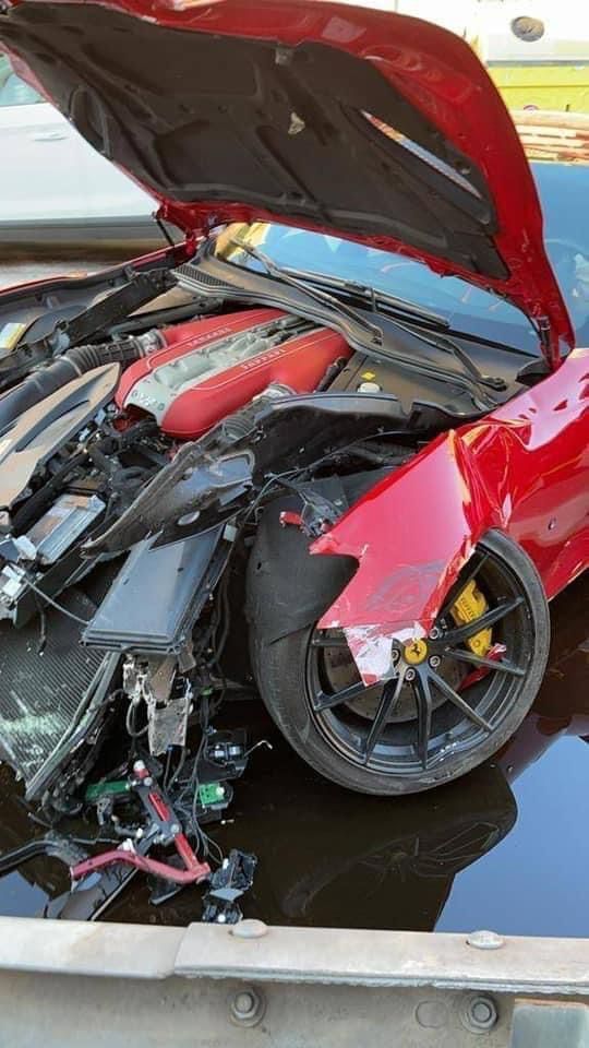Ferrari з відкритим капотом