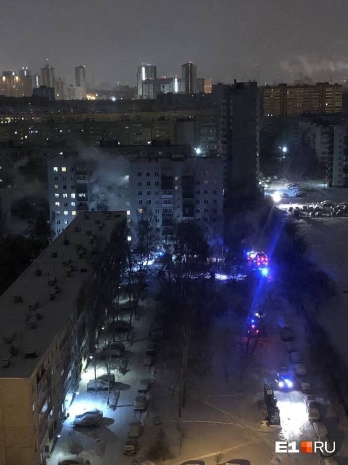 У Єкатеринбурзі пожежа охопила дев'ятиповерхівку.