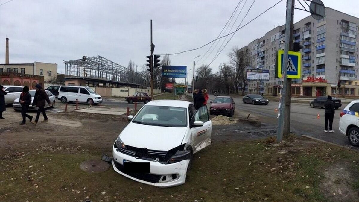 Машина збила дитину на тротуарі