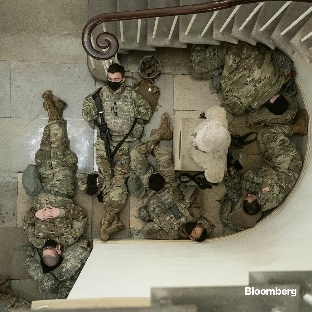 Военные спали под лестницей