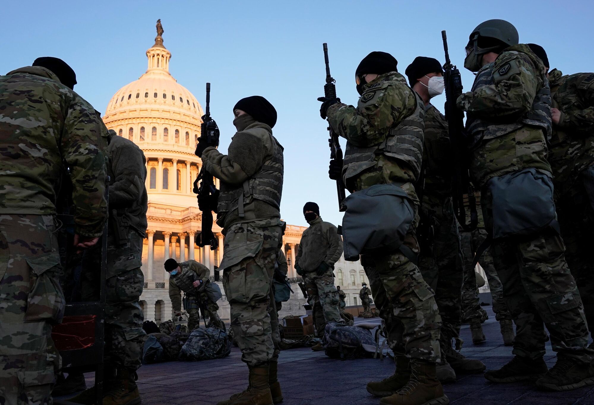 Здание Капитолия заполонили сотни вооруженных бойцов Нацгвардии США. Фото и видео