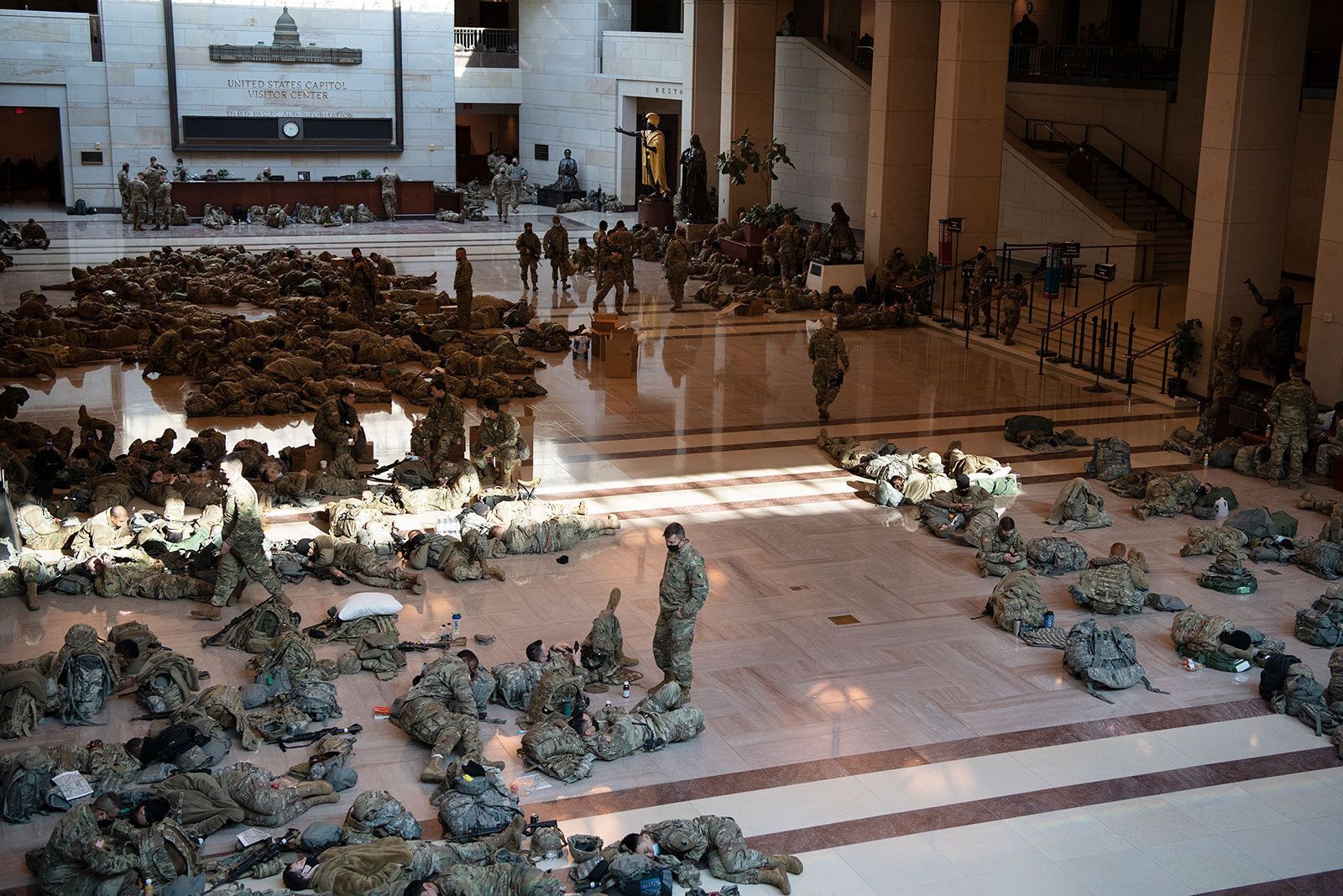 Здание Капитолия заполонили сотни вооруженных бойцов Нацгвардии США. Фото и видео