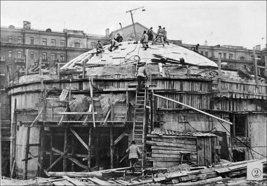 Будівництво куполу станції