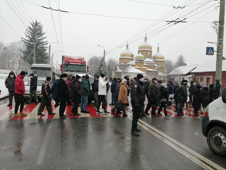 Люди перекрывали дорогу в селе Ямница