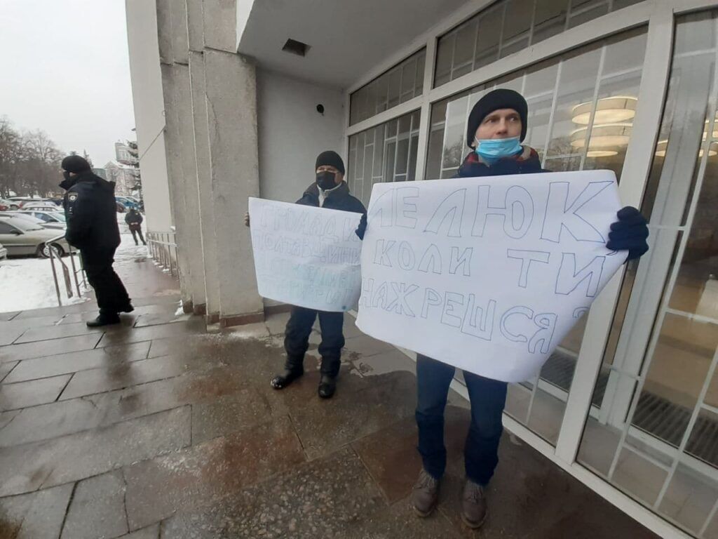 Вони тримали у руках плакати