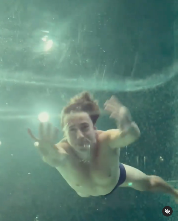 Максим Галкин ныряет под воду в бассейне