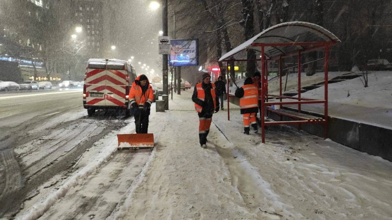 Прибирання снігу у Києві.
