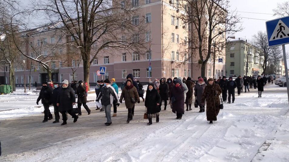 ...а також біля владних установ