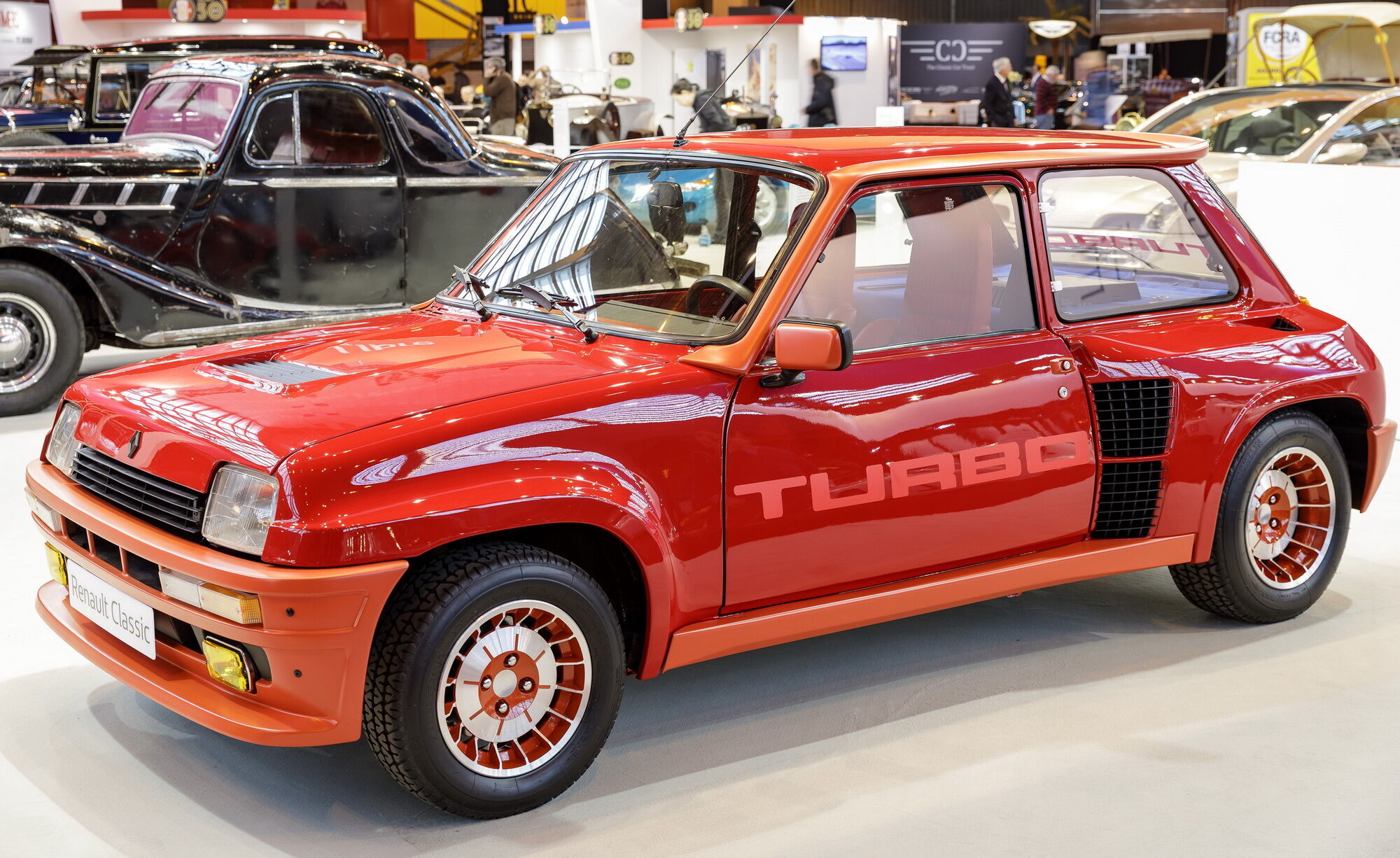 Renault 5 Turbo було побудовано спеціально для участі у гонках, а його "громадянську" версію випускали з 1980-го до 1986 року