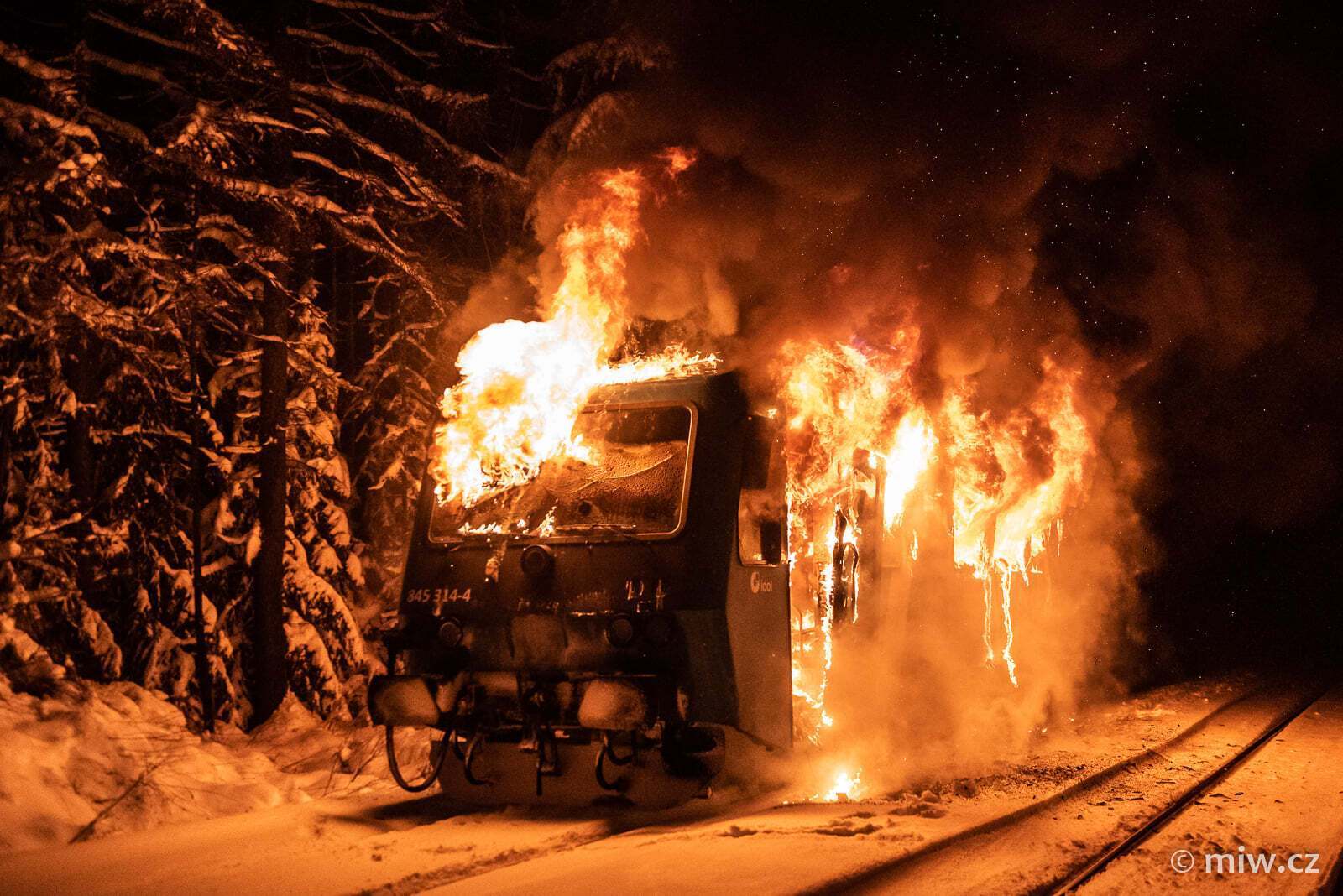 Вагон поезда в огне