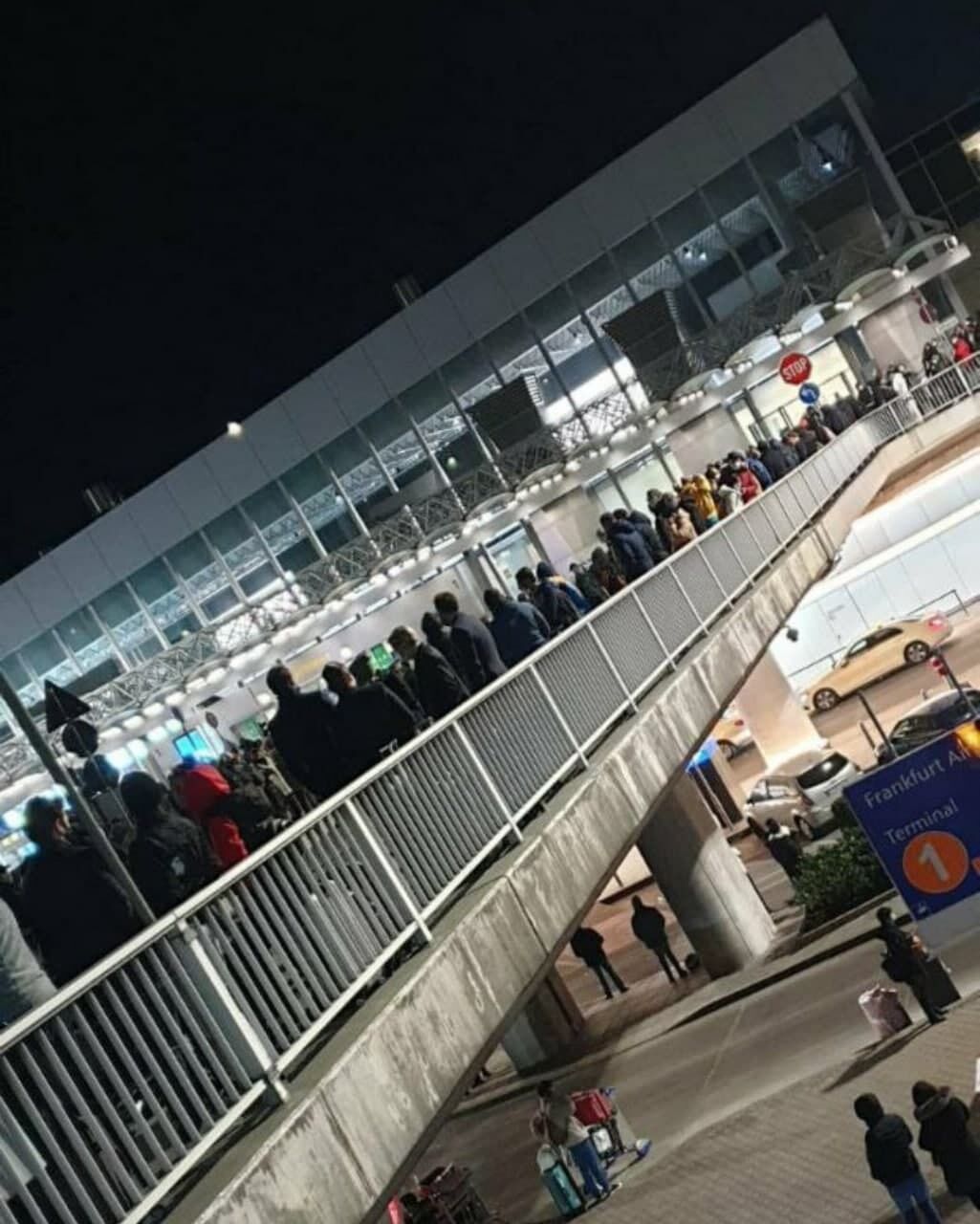 Людей из аэропорта эвакуировали.