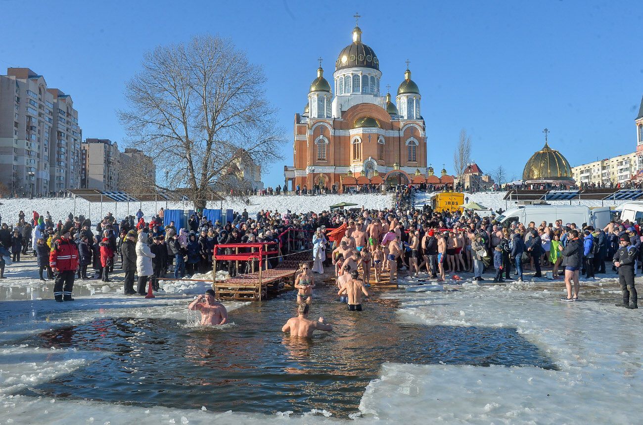 Крещенской воды можно набрать в храме или в освященном водоеме