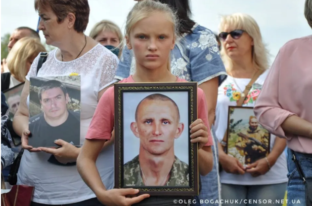 Дочка Ярослава Журавля с портретом погибшего отца.