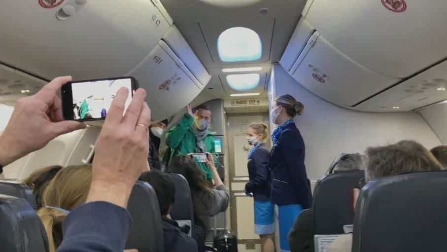 Навальный зашел на борт самолета