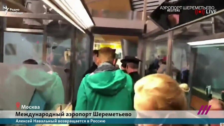 Навального уводят полицейские.