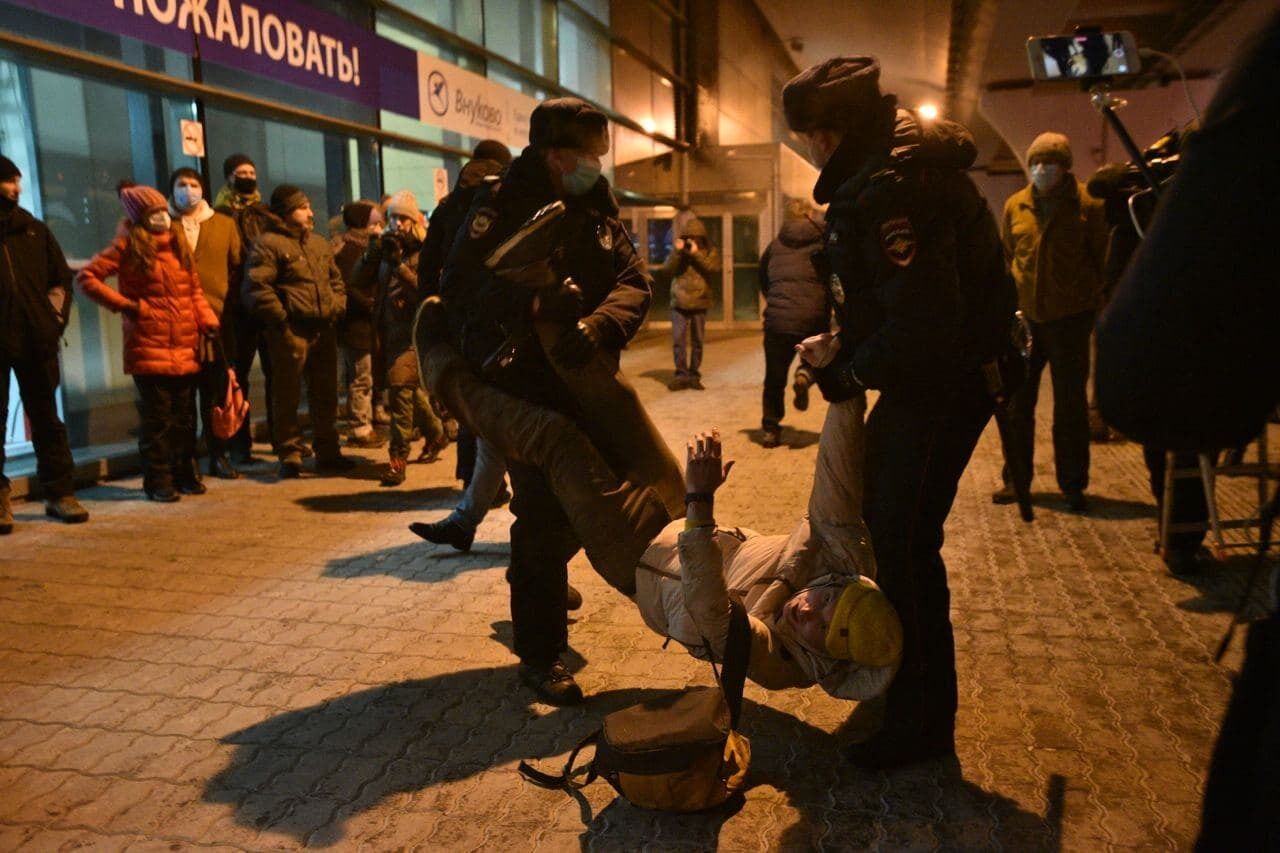 Силовики задержали людей возле "Внуково".