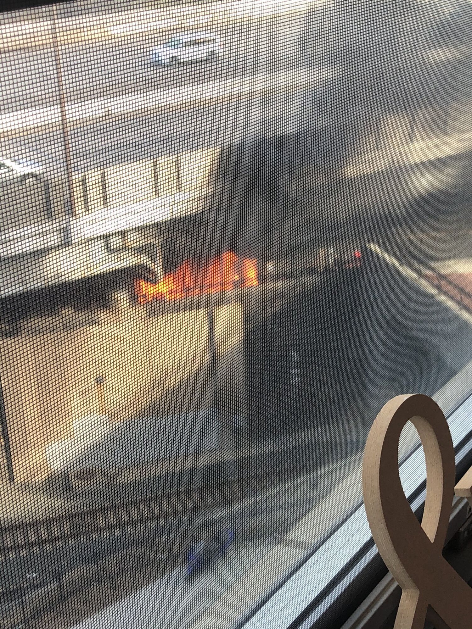 Вогонь спалахнув під мостом