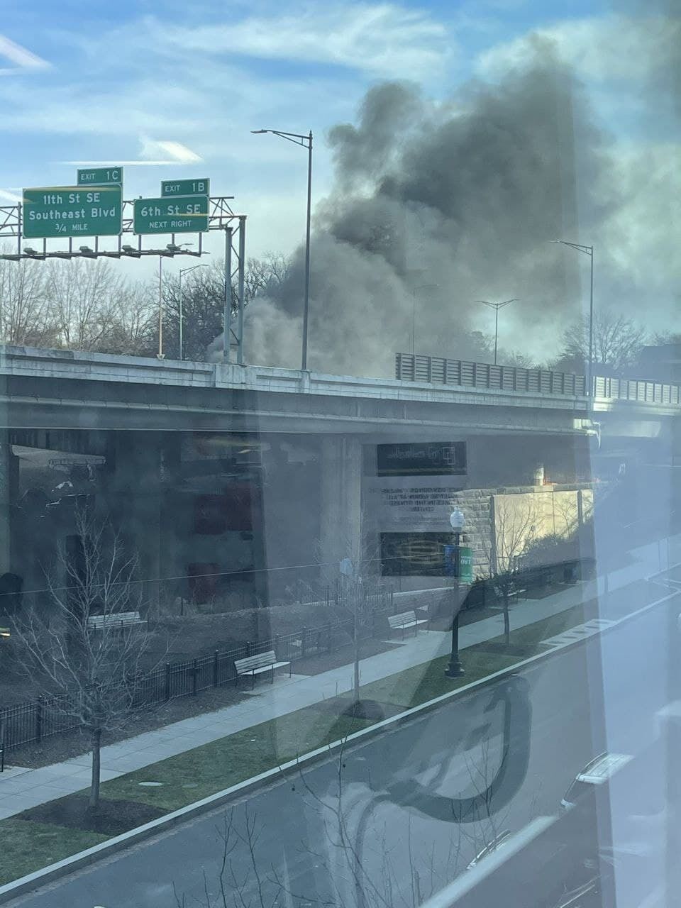 Дым на месте пожара