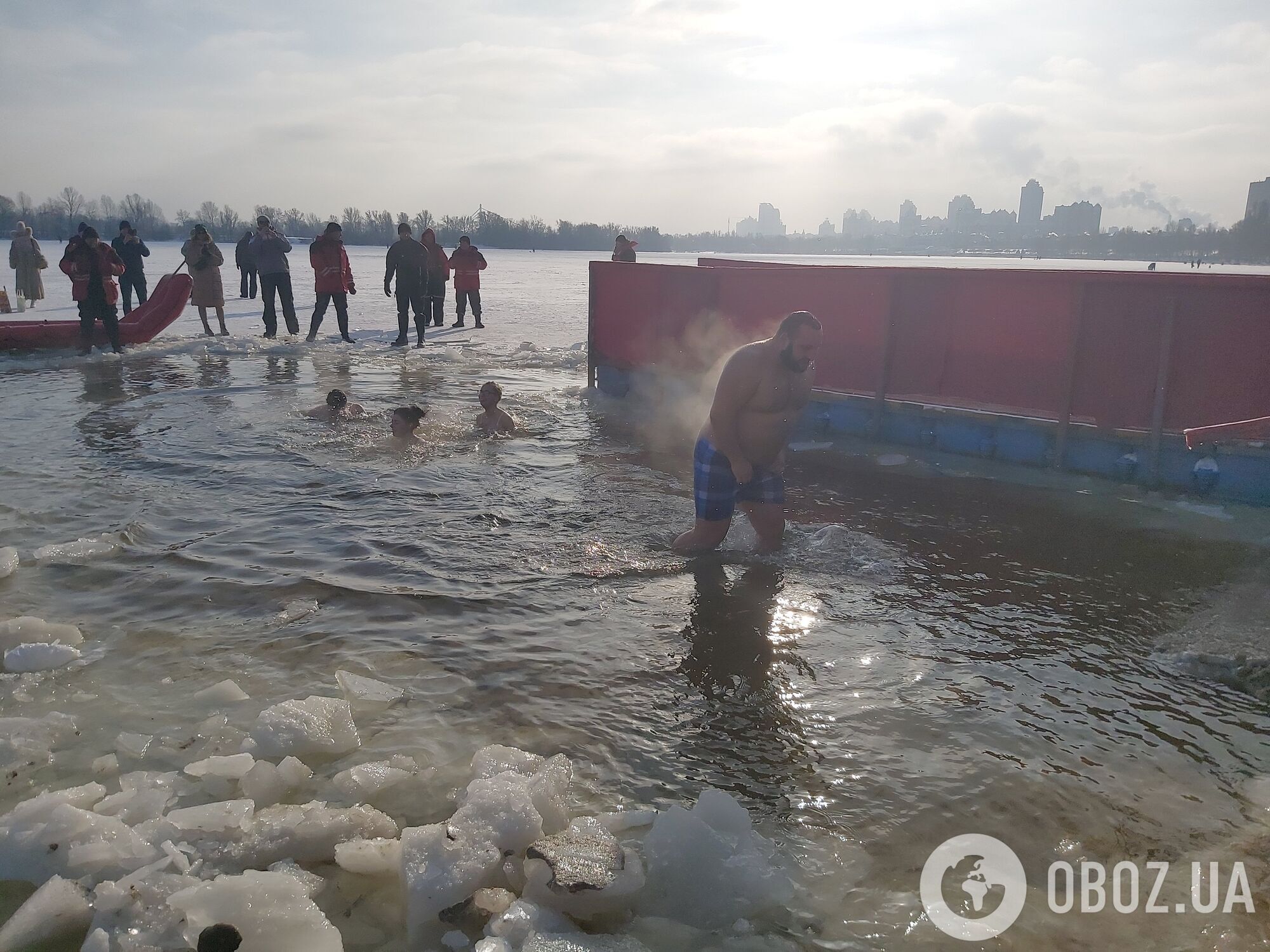 Люди занурюються у воду.