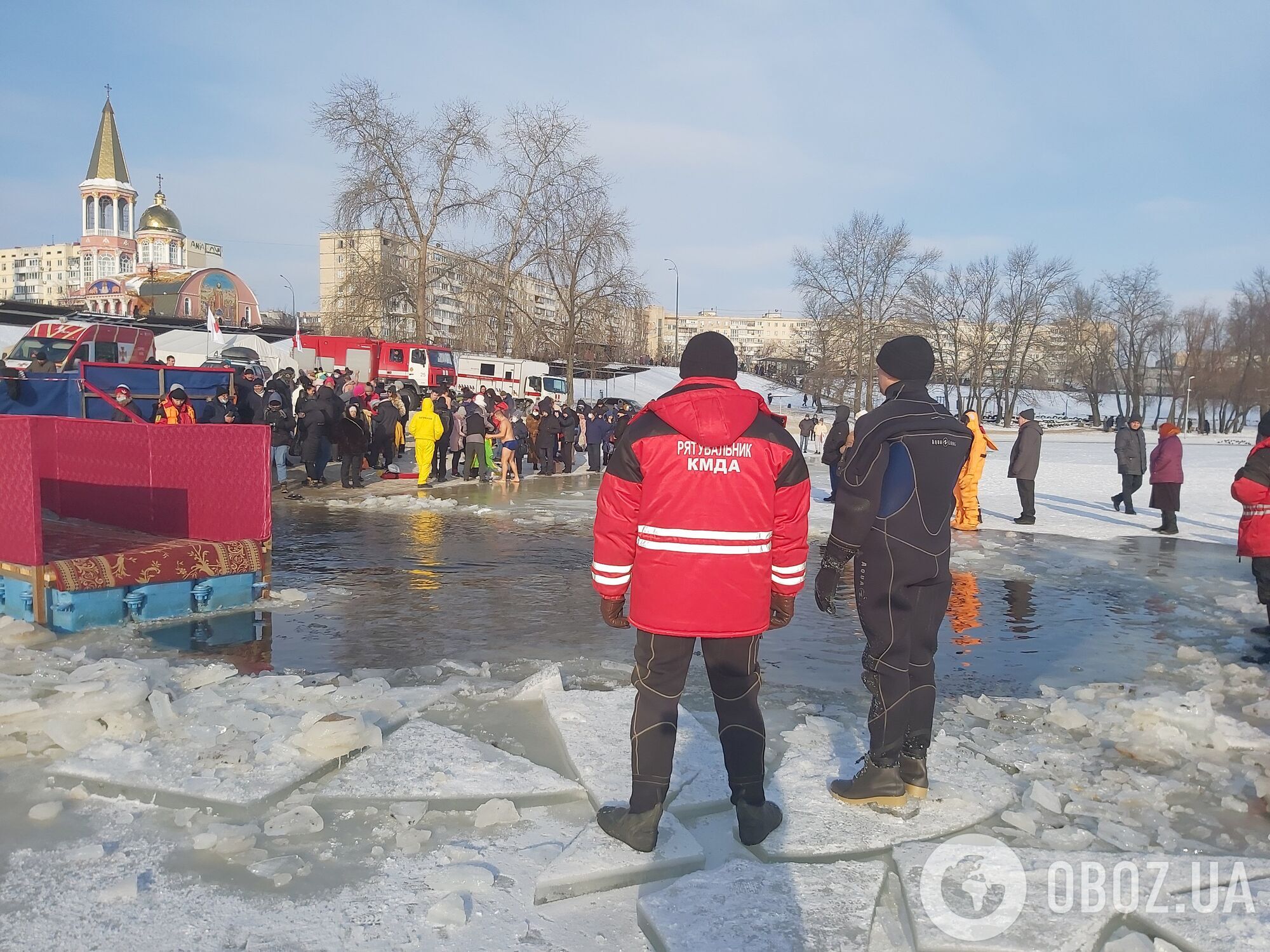 На месте находятся спасатели и водолазы.