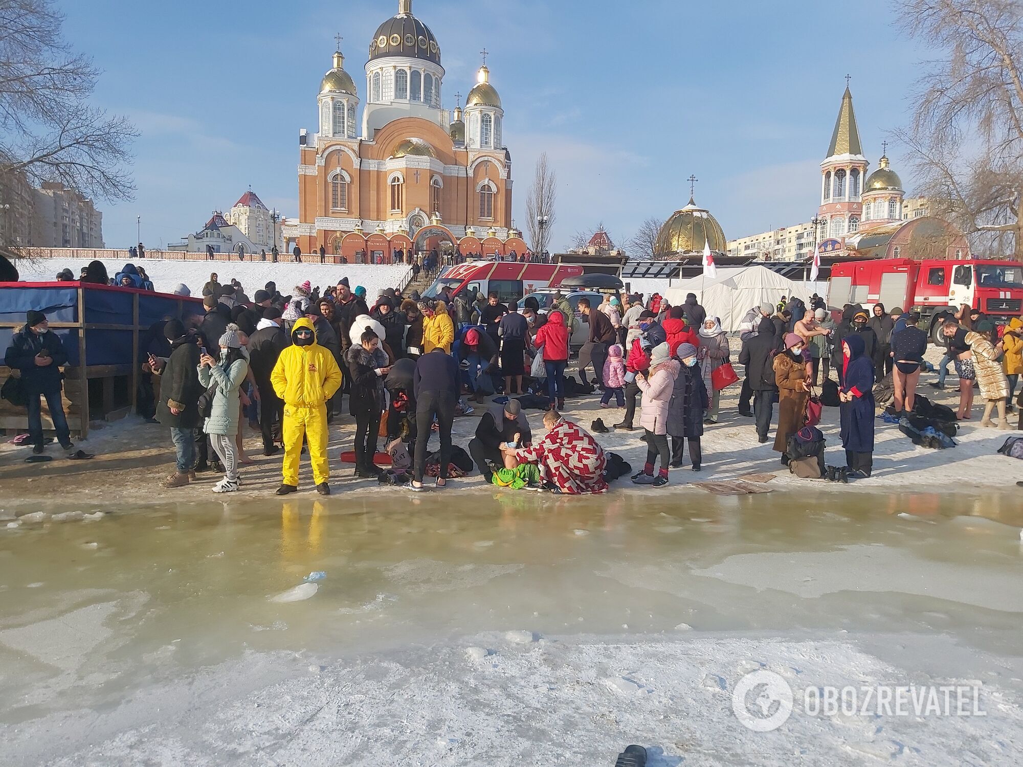 На месте установлена палатка для обогрева.