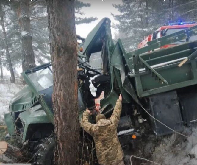 Последствия ДТП с военным грузовиком.