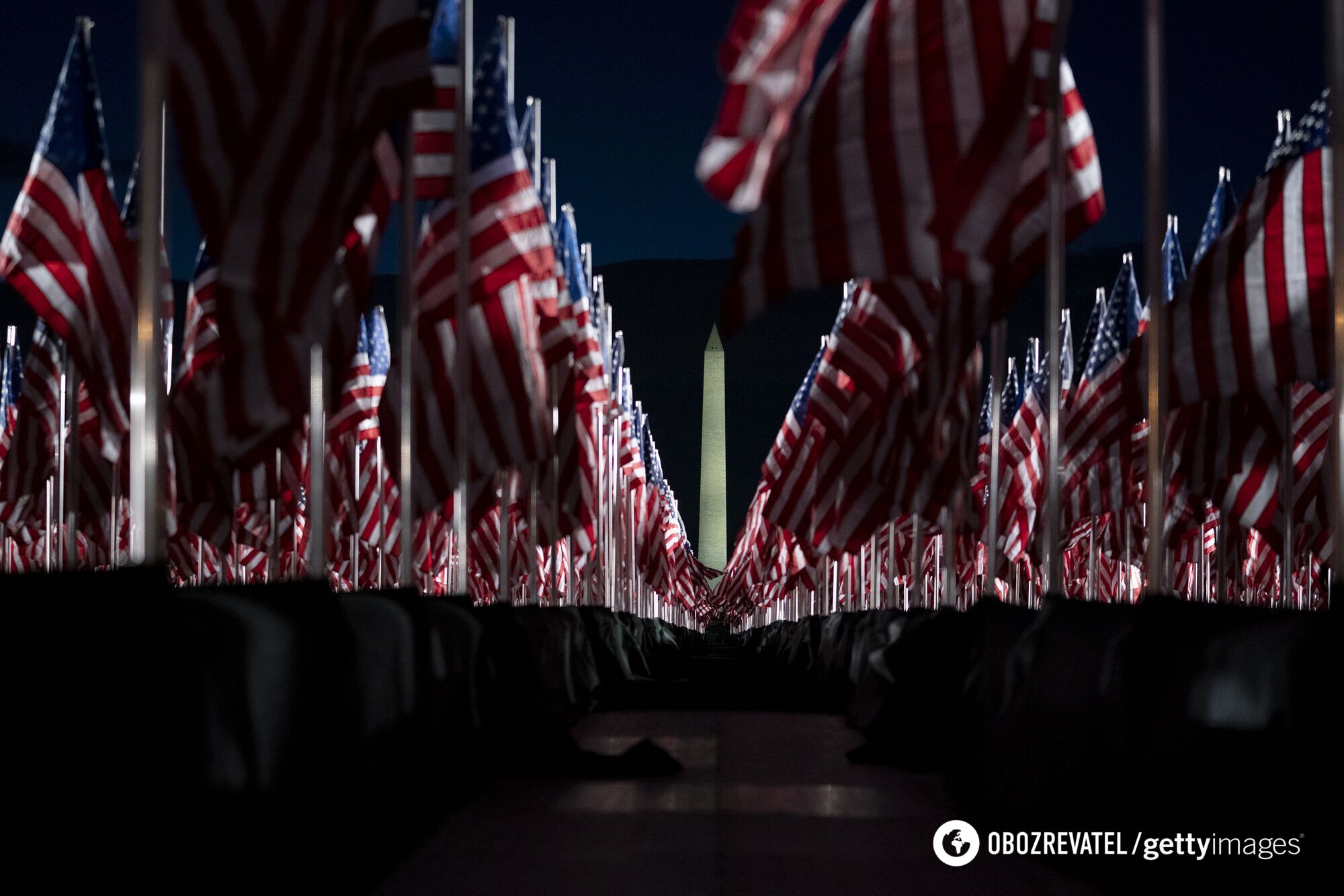 Американські прапори уздовж Національної алеї у Вашингтоні