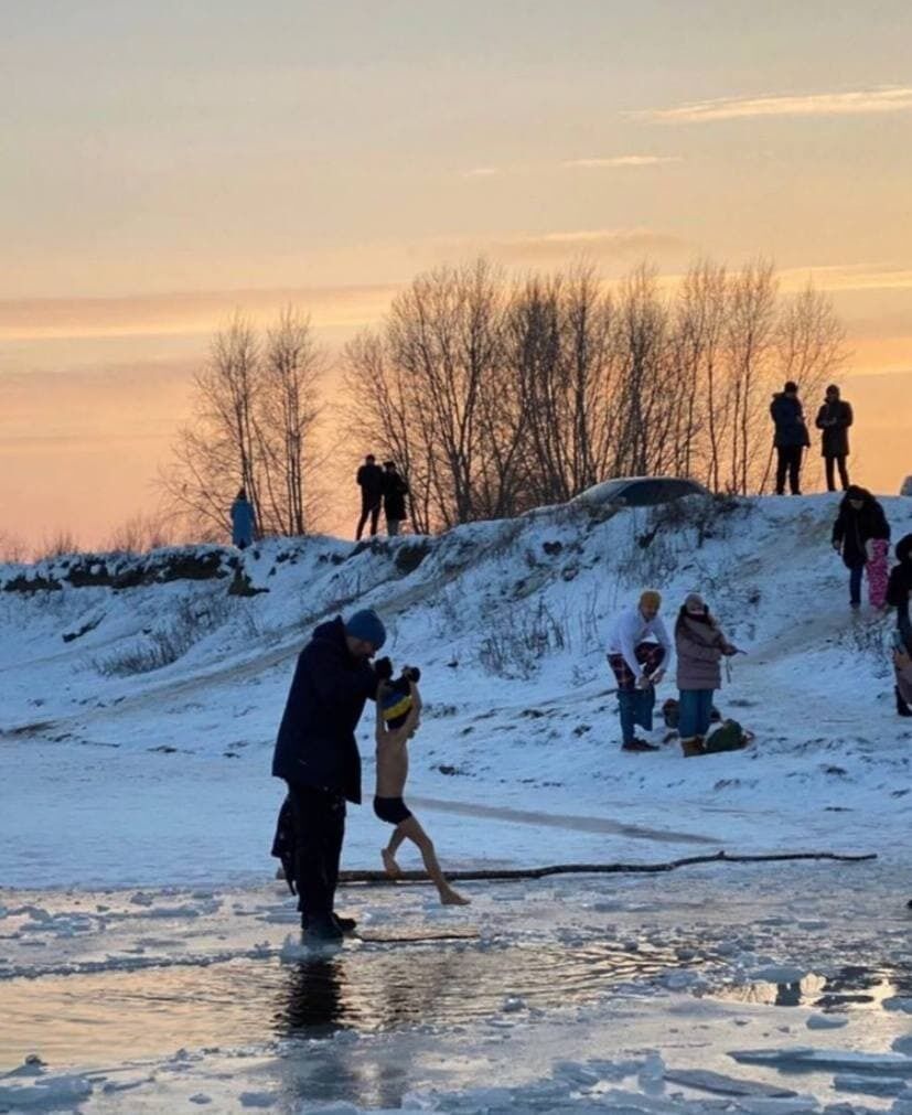 Купання дітей на Водохреще у Києві.