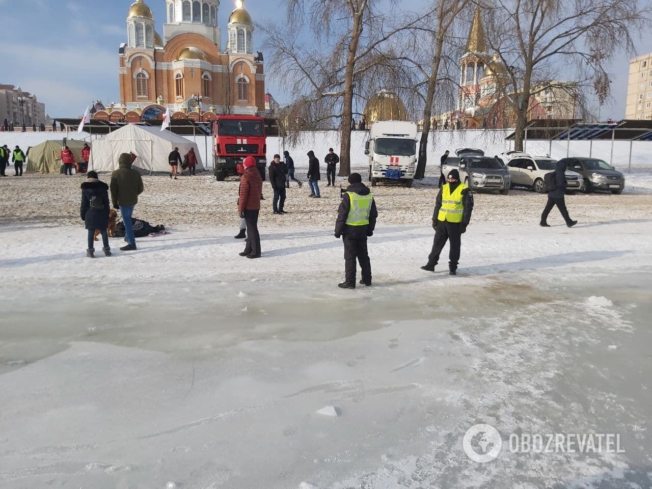 Полиция следит за правопорядком.