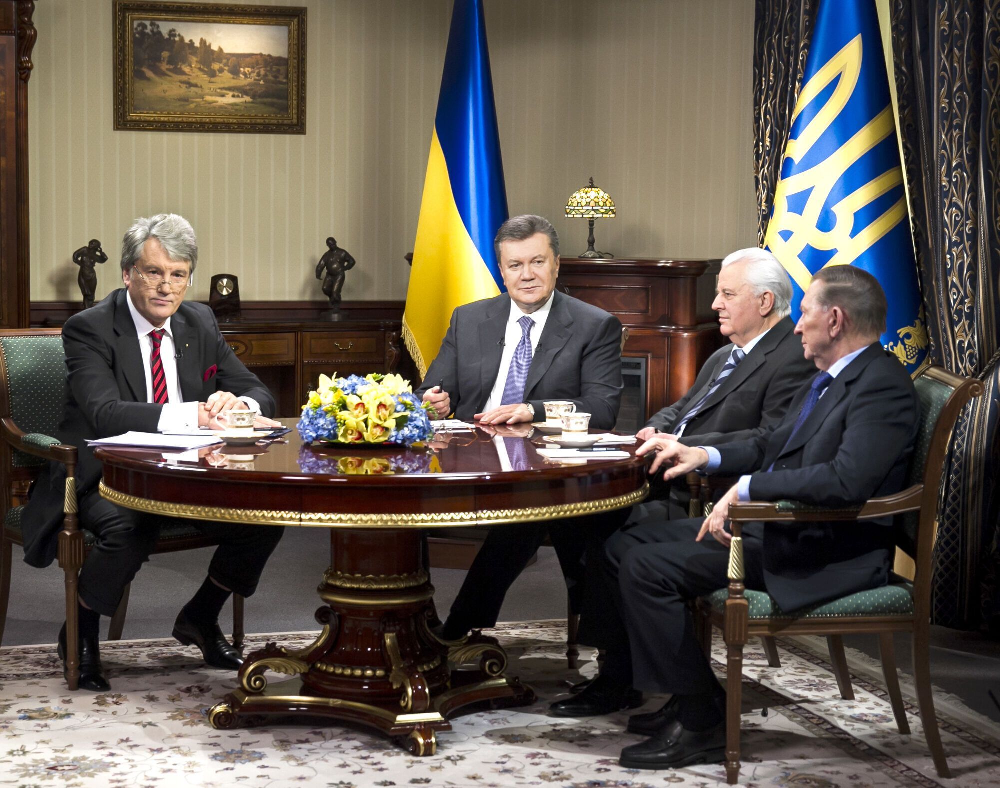 Четыре президента Украины Виктор Ющенко, Виктор Янукович, Леонид Кравчук и Леонид Кучма