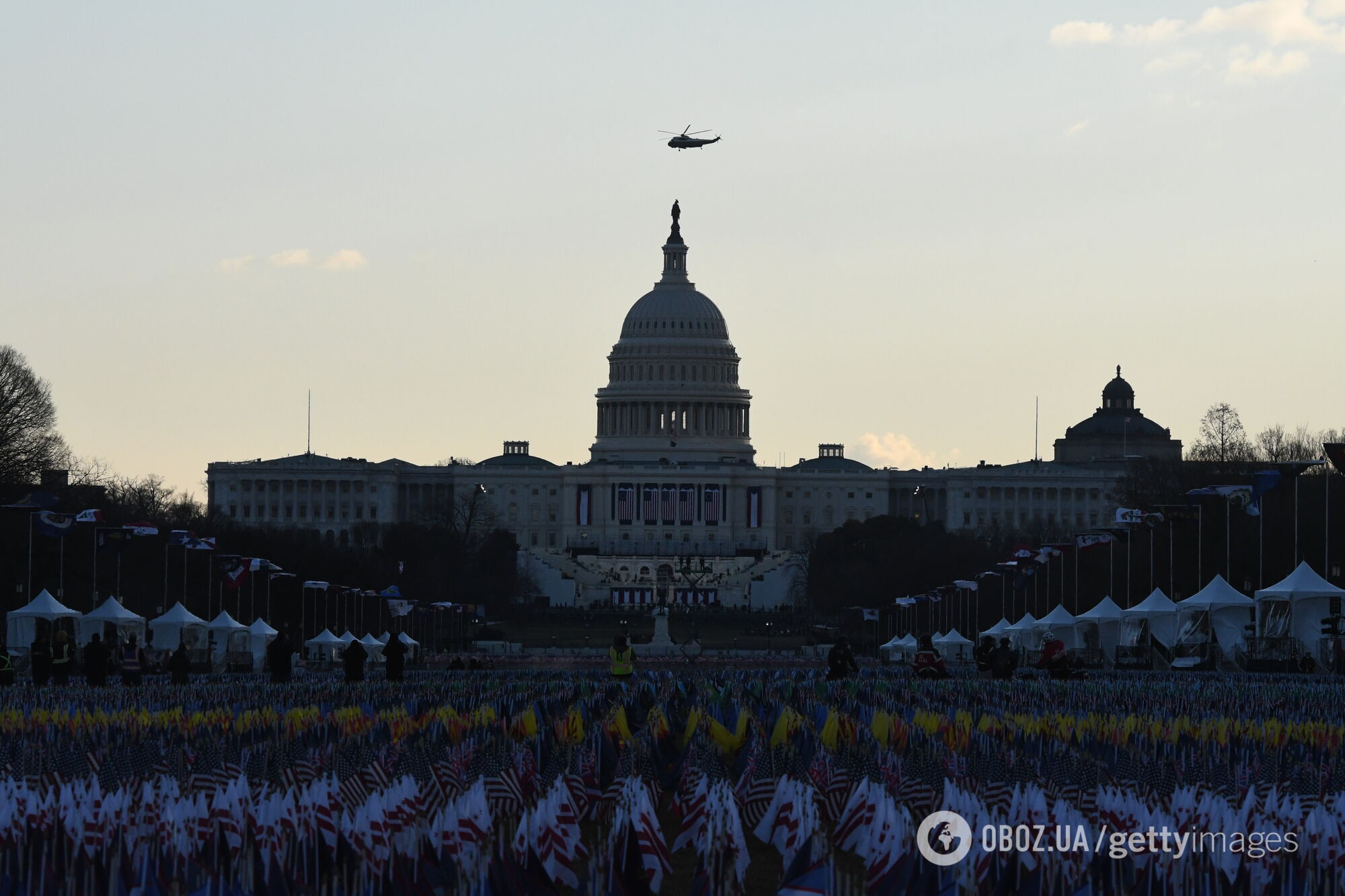 Полет Трампа над Капитолием, украшенным к инаугурации Байдена