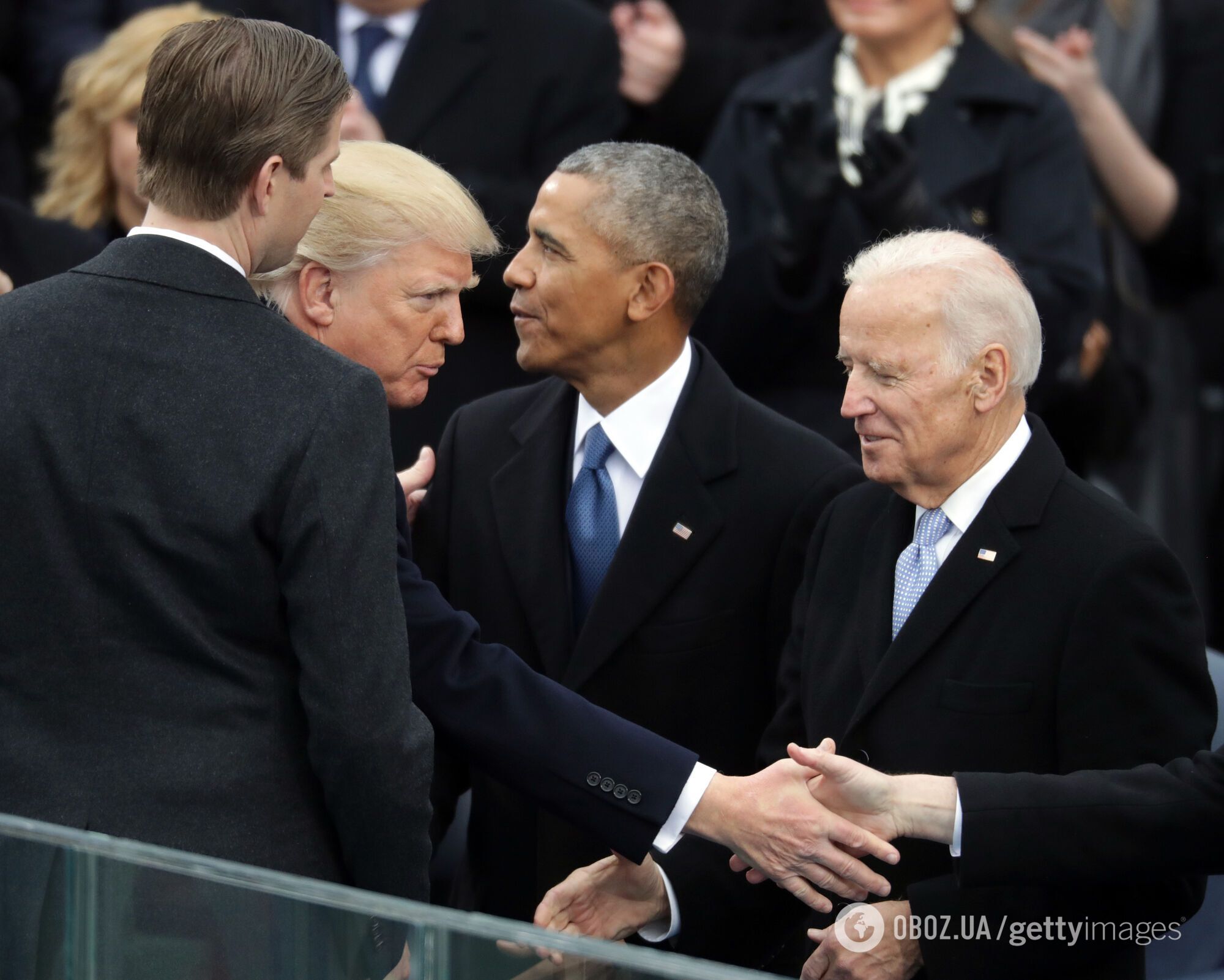 Команда Барака Обамы приветствует Дональда Трампа после его инаугурации в январе 2017 года