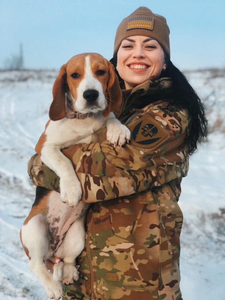 Военная Полина Кравченко с любимой собакой на войне.