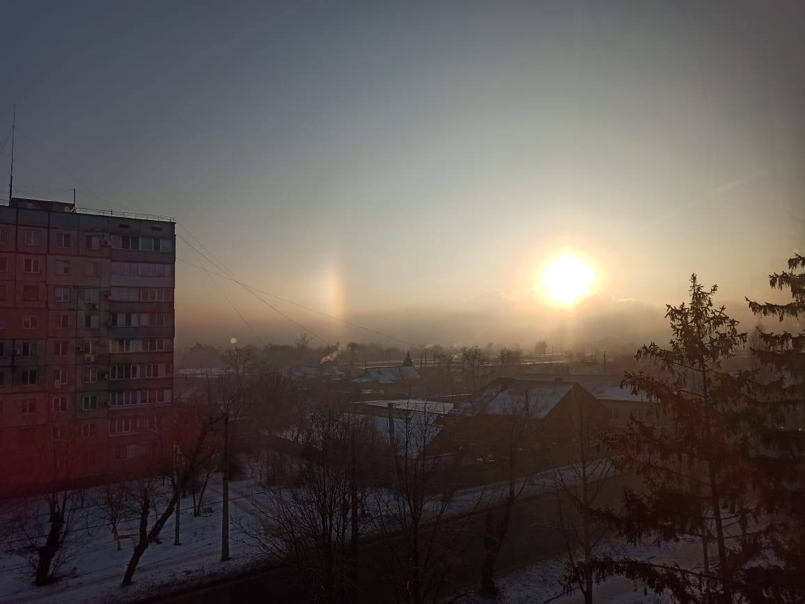 Місцеві жителі сфотографували сонячне гало.