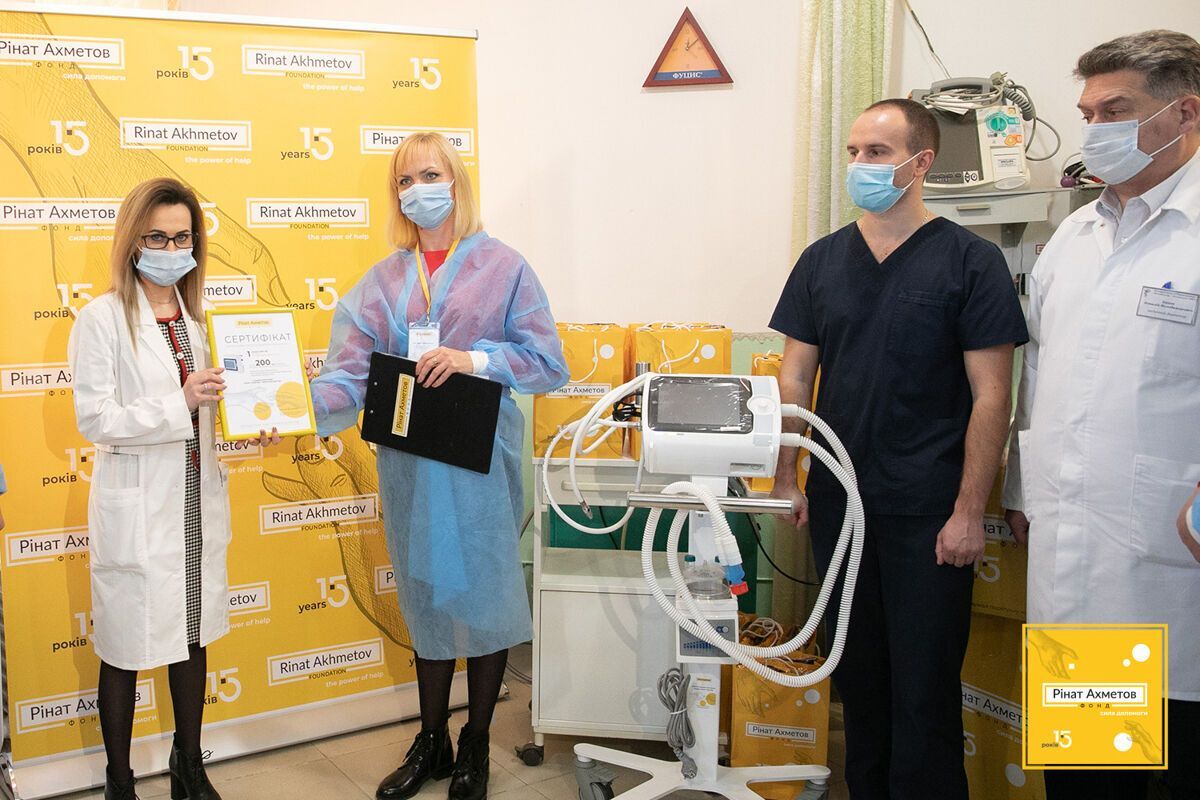 Фонд Ріната Ахметова передав українським лікарям понад 1000 одиниць лабораторного і медобладнання