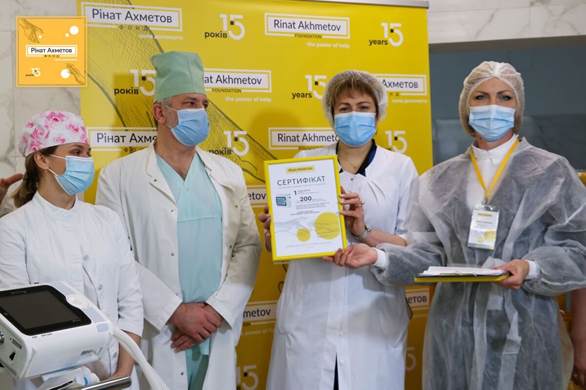 Фонд Рината Ахметова передал украинским врачам более 1000 единиц лабораторного и медоборудования