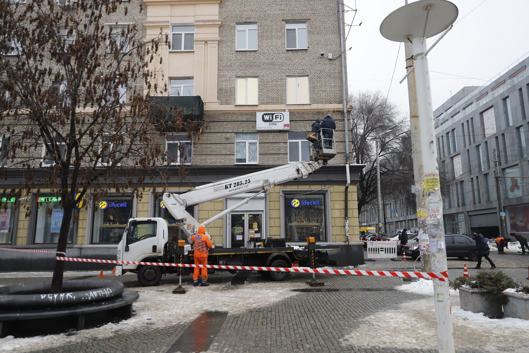 Коммунальщики обследуют дома и убирают на них ледышки