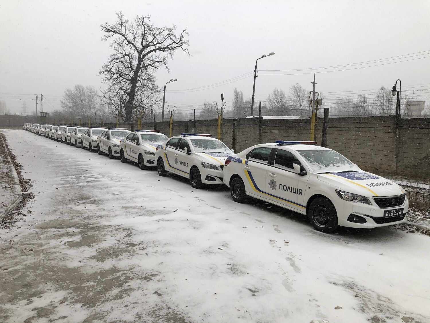 Всі автомобілі оснащені 1,6-літровим бензиновим мотором (115 к.с.), який працює у парі зі 6-ступінчастою "механікою"