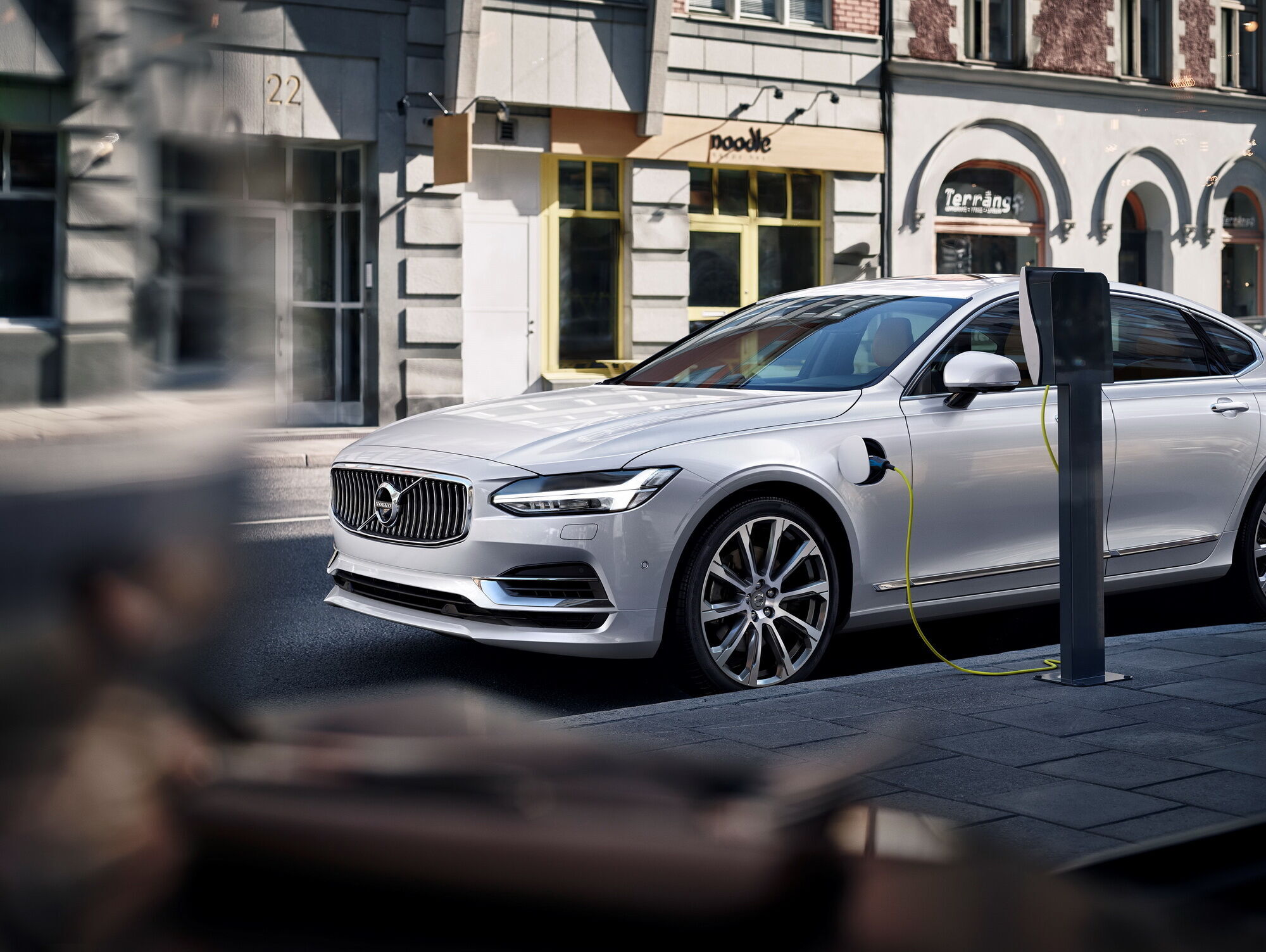 Гибридный седан Volvo S90 T8