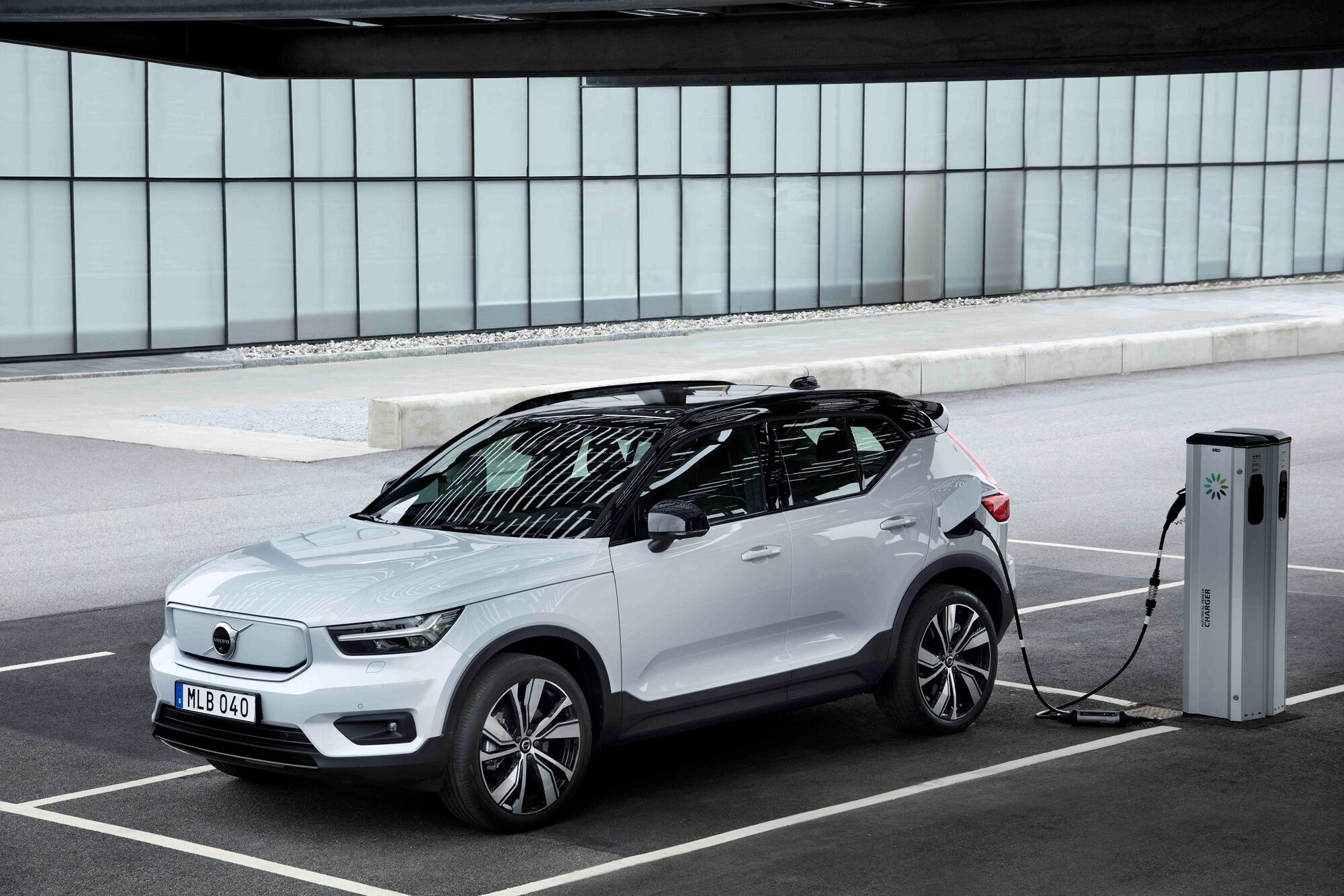 Електричний кросовер Volvo XC40 Recharge P8