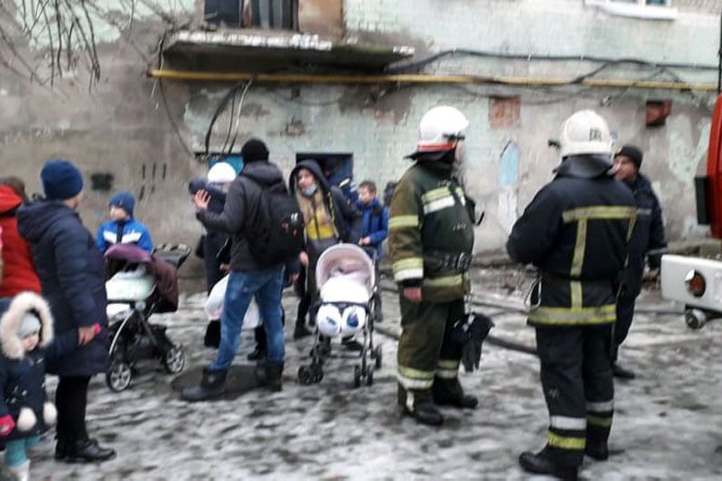 На Дніпропетровщині спалахнув гуртожиток. Фото та відео з місця НП